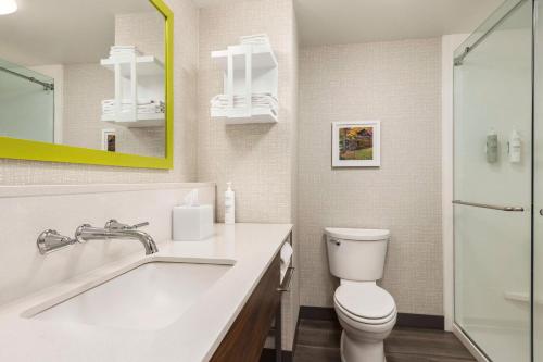 奎克敦汉普顿夸克敦酒店的一间带卫生间和水槽的浴室