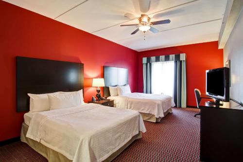 利斯堡里斯堡希尔顿惠庭套房酒店的酒店客房设有两张床和一台平面电视。