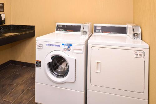 托莱多北托莱多希尔顿恒庭旅馆&套房酒店的客房内的洗衣机和烘干机