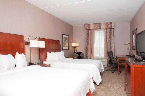 爱丁堡爱丁堡哥伦布希尔顿花园酒店的酒店客房设有两张床和电视。