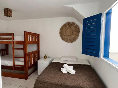 杰里科科拉AZULIKITE的一间卧室配有一张床和一张双层床,配有梯子