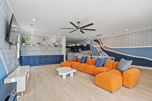 默特尔比奇Luxurious Home with Theatre Room的客厅配有橙色家具和吊扇