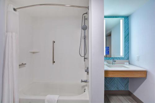 橘园杰克逊维尔奥伦奇公园希尔顿花园旅馆的带淋浴、浴缸和盥洗盆的浴室