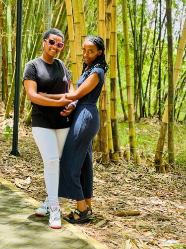 RUHENGELI,RWANDA的两个女人在森林里站在一起