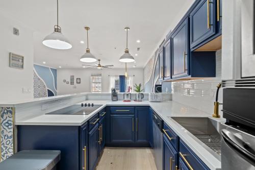 默特尔比奇Luxurious Home with Theatre Room的一间设有蓝色橱柜和水槽的大厨房