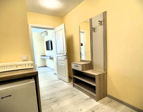 普里莫尔斯科APART-HOTEL Stamopolu Lux с изглед към морето的小房间设有带镜子的浴室