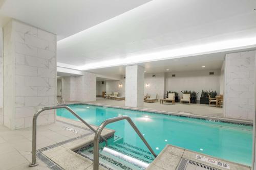 路易斯威尔路易维尔市中心希尔顿合博套房酒店的酒店大堂的游泳池