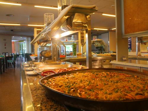 卡尔佩AR Roca Esmeralda & SPA Hotel的餐厅的自助餐,包括大比萨