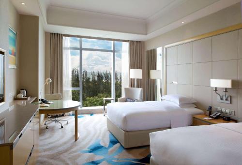 厦门厦门希尔顿逸林酒店的酒店客房配有两张床和一张书桌