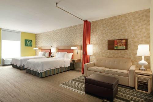 卡特斯维尔卡特斯维尔希尔顿欣庭套房酒店的酒店客房,设有两张床和一张沙发