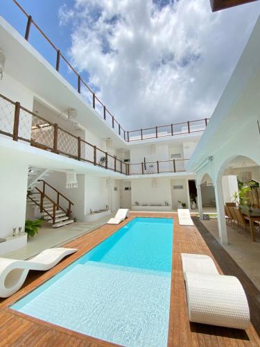 圣米格尔-杜戈斯托苏Monte Alegre Beach的一座带楼梯的房屋内的游泳池