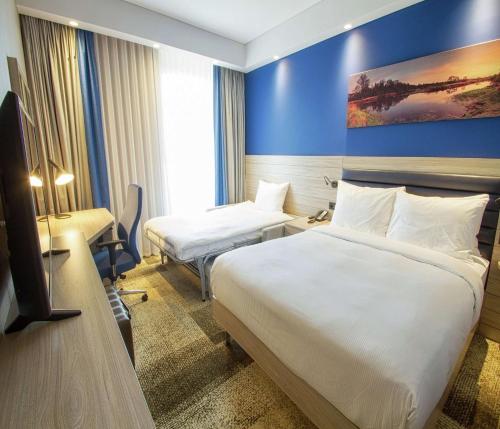 博卢波鲁希尔顿汉普顿酒店的一间酒店客房,设有两张床和电视