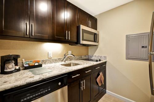 奥古斯塔Homewood Suites By Hilton Augusta Gordon Highway的厨房配有水槽和微波炉