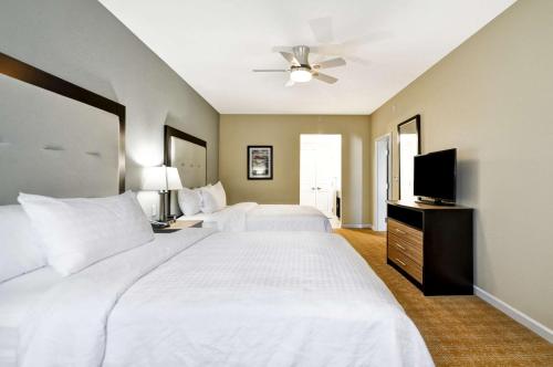 奥古斯塔Homewood Suites By Hilton Augusta Gordon Highway的一间卧室配有两张床和一台平面电视
