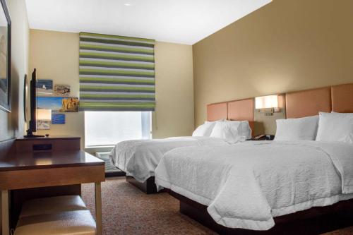 帕克Hampton Inn Parker, AZ的酒店客房配有两张床和一张书桌