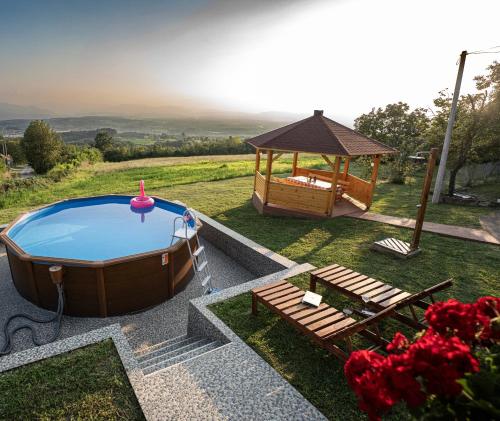 克拉列沃Zlatni Prag - Kraljevo的庭院内的热水浴池和凉亭
