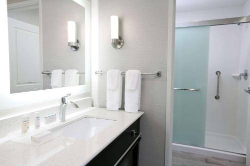 法戈Homewood Suites By Hilton West Fargo/Sanford Medical Center的一间带水槽和淋浴的浴室