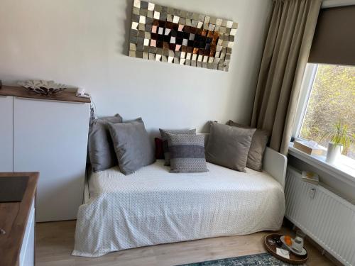 布拉格DE LUXE Apartment, WIFI, TV 65"的卧室配有带枕头的床铺和窗户。
