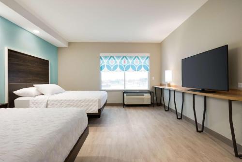 锡达拉皮兹Tru By Hilton Cedar Rapids Westdale的酒店客房设有两张床和一台平面电视。
