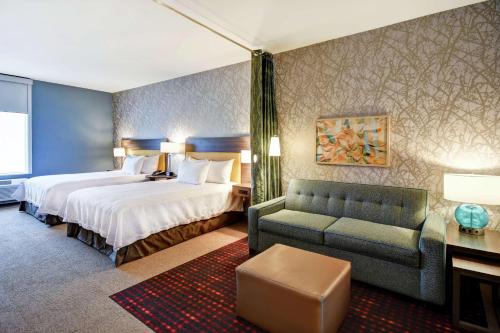 斯普林菲尔德Home2 Suites by Hilton Springfield North的酒店客房,设有两张床和一张沙发