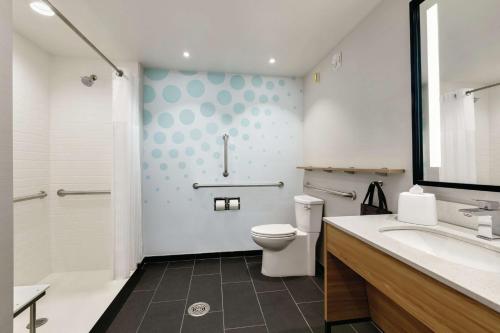 夏洛特Tru By Hilton Charlotte Ayrsley的浴室配有卫生间、盥洗盆和浴缸。