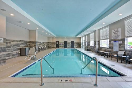 普兰菲尔德Embassy Suites By Hilton Plainfield Indianapolis Airport的酒店大堂的大型游泳池,设有大型游泳池