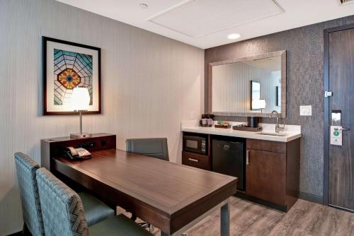 普兰菲尔德Embassy Suites By Hilton Plainfield Indianapolis Airport的一间会议室,配有桌子和水槽