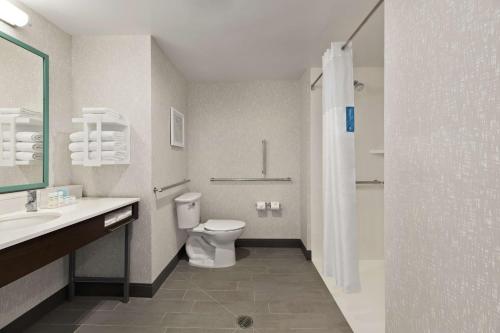 西瓦利城Hampton Inn West Valley Salt Lake City的浴室配有卫生间、盥洗盆和淋浴。