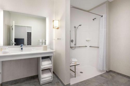 霍舍姆Homewood Suites By Hilton Horsham Willow Grove的白色的浴室设有水槽和淋浴。