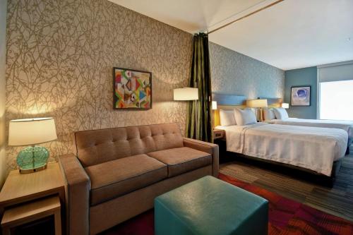 什里夫波特Home2 Suites By Hilton Shreveport的酒店客房,配有床和沙发