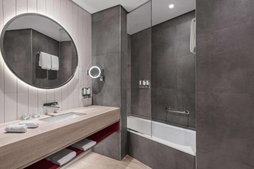 拉斯阿尔卡麦Hampton by Hilton Marjan Island的一间带水槽和镜子的浴室