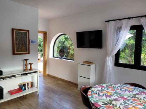 圣布里希达Casa con piscina, High-speed Wi-Fi y vistas的一间卧室设有一张床、一台电视和一个窗口。