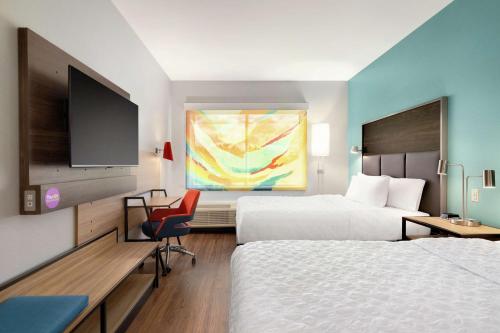 桑达斯基Tru By Hilton Sandusky, Oh的酒店客房设有两张床和电视。