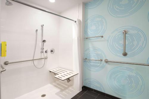 桑达斯基Tru By Hilton Sandusky, Oh的带淋浴和盥洗盆的浴室