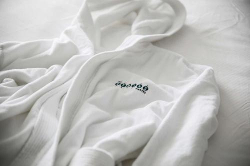 西得梅因多利西得梅因套房假日旅馆 的一件白色衬衫,上面写着“鲁奥科”字样