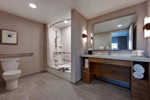 EagleHomewood Suites By Hilton Eagle Boise, Id的浴室配有盥洗盆、卫生间和浴缸。