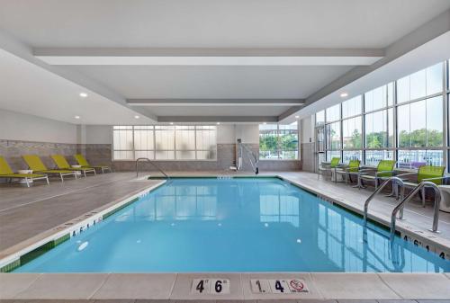 马纳萨斯Hilton Garden Inn Manassas的一座带椅子的酒店游泳池