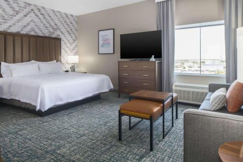 沃思堡Homewood Suites by Hilton DFW Airport South, TX的酒店客房,配有床和沙发