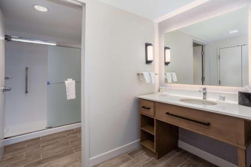 阿尔伯克基Homewood Suites By Hilton Albuquerque Downtown的一间带水槽和淋浴的浴室