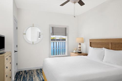 基韦斯特Hyatt Vacation Club at Beach House的白色的卧室设有床和窗户