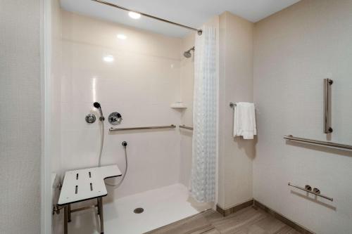 阿尔伯克基Hilton Garden Inn Albuquerque Downtown, Nm的带淋浴和盥洗盆的白色浴室