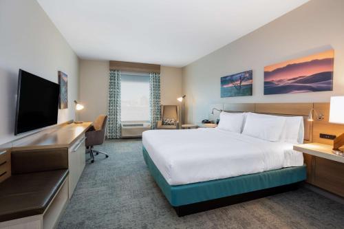 阿尔伯克基Hilton Garden Inn Albuquerque Downtown, Nm的配有一张床和一张书桌的酒店客房