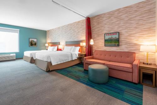 波卡特洛Home2 Suites By Hilton Pocatello, Id的酒店客房,配有床和沙发
