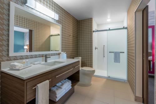 波卡特洛Home2 Suites By Hilton Pocatello, Id的一间带水槽、卫生间和镜子的浴室