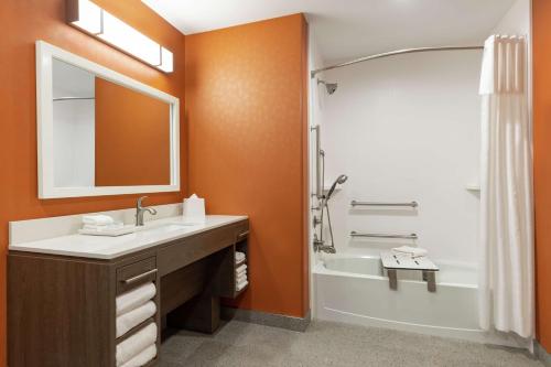 维克斯堡Home2 Suites By Hilton Vicksburg, Ms的一间带水槽、浴缸和镜子的浴室