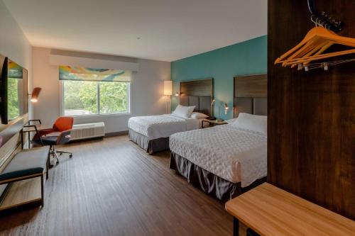 尼斯维尔Tru By Hilton Niceville, Fl的酒店客房设有两张床和窗户。