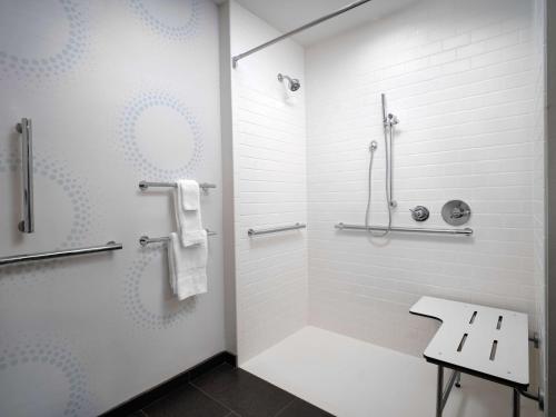 图珀洛Tru By Hilton Tupelo, Ms的带淋浴和卫生间的白色浴室