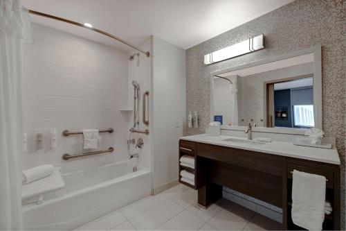 拉斯维加斯Home2 Suites By Hilton Las Vegas Northwest的一间带水槽、浴缸和镜子的浴室