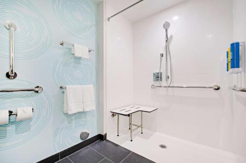 教堂山Tru By Hilton Chapel Hill的带淋浴、浴缸和盥洗盆的浴室