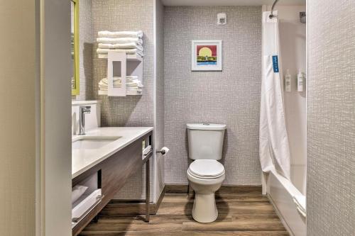 基恩Hampton Inn & Suites Keene的一间带卫生间和水槽的浴室